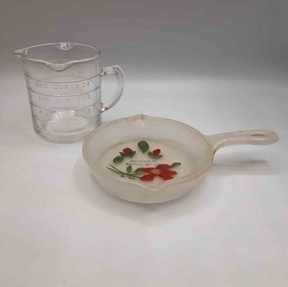 Antique Glassware Skillet and 3 spout Measuring Cup - Picture 1 of 2